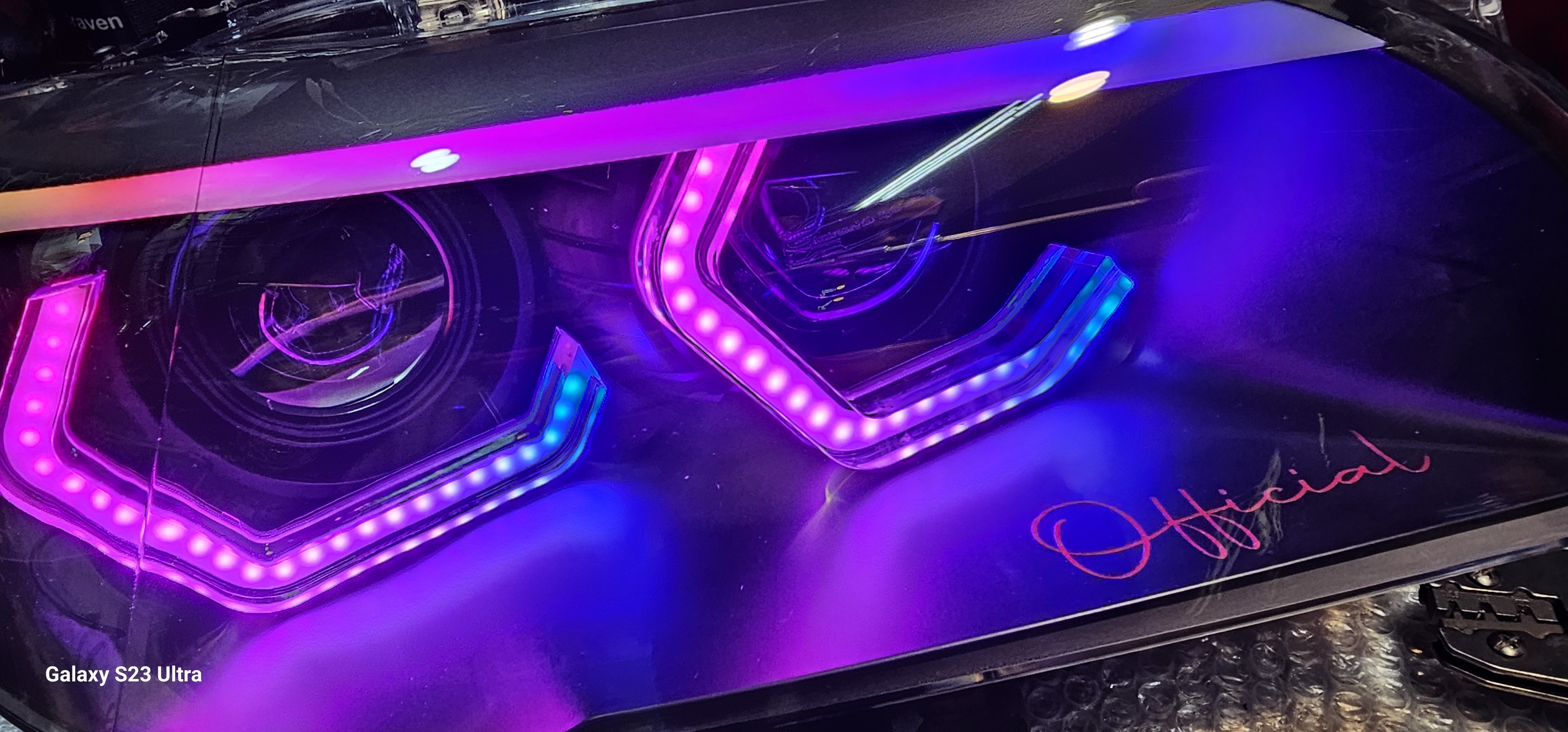 Transformă aspectul vehiculului tău și upgradează radical luminozitatea cu tehnologii LED și Bi-LED de ultimă generație.